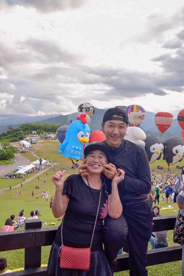 媽媽就是我的女友！54歲陳鴻「到哪都要帶媽媽」樂當職業媽寶　笑曝「77歲母凍齡祕訣」：被我哄出來的