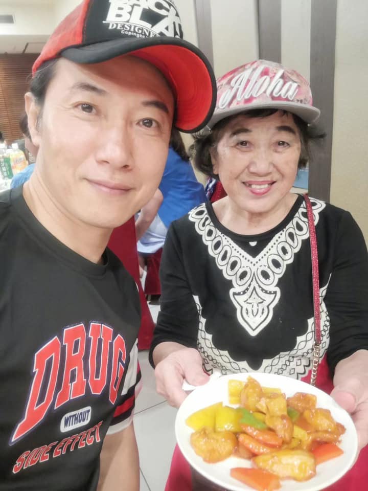 媽媽就是我的女友！54歲陳鴻「到哪都要帶媽媽」樂當職業媽寶　笑曝「77歲母凍齡祕訣」：被我哄出來的
