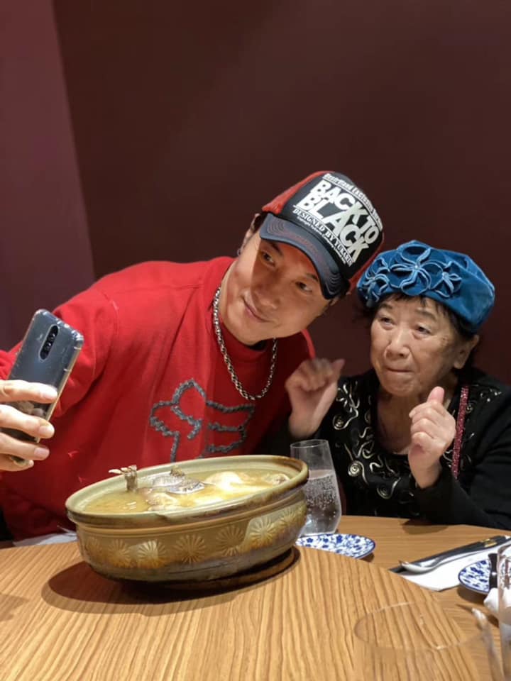 媽媽就是我的女友！54歲陳鴻「到哪都要帶媽媽」樂當職業媽寶　笑曝「77歲母凍齡祕訣」：被我哄出來的