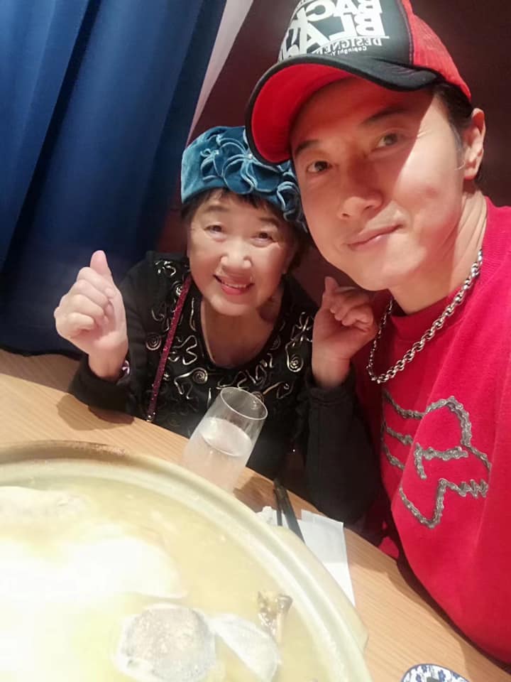 媽媽就是我的女友！54歲陳鴻「到哪都要帶媽媽」樂當職業媽寶　笑曝「77歲母凍齡祕訣」：被我哄出來的