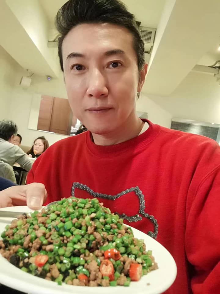 媽媽就是我的女友！54歲陳鴻「到哪都要帶媽媽」樂當職業媽寶　笑曝「77歲母凍齡祕訣」：被我哄出來的