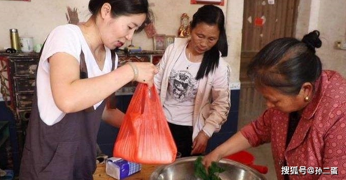 一輩子節儉慣了！坐月子婆婆給我吃「剩菜」　我氣炸「全倒掉」推開廚房門：決心把婆婆當親媽