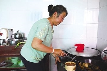 一輩子節儉慣了！坐月子婆婆給我吃「剩菜」　我氣炸「全倒掉」推開廚房門：決心把婆婆當親媽