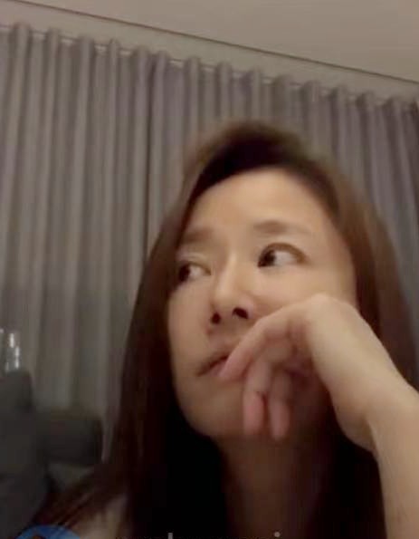與閨蜜連線直播！林心如感嘆公婆「不能上門看望小海豚」　手滑意外曝光「愛巢內景」：特別溫馨