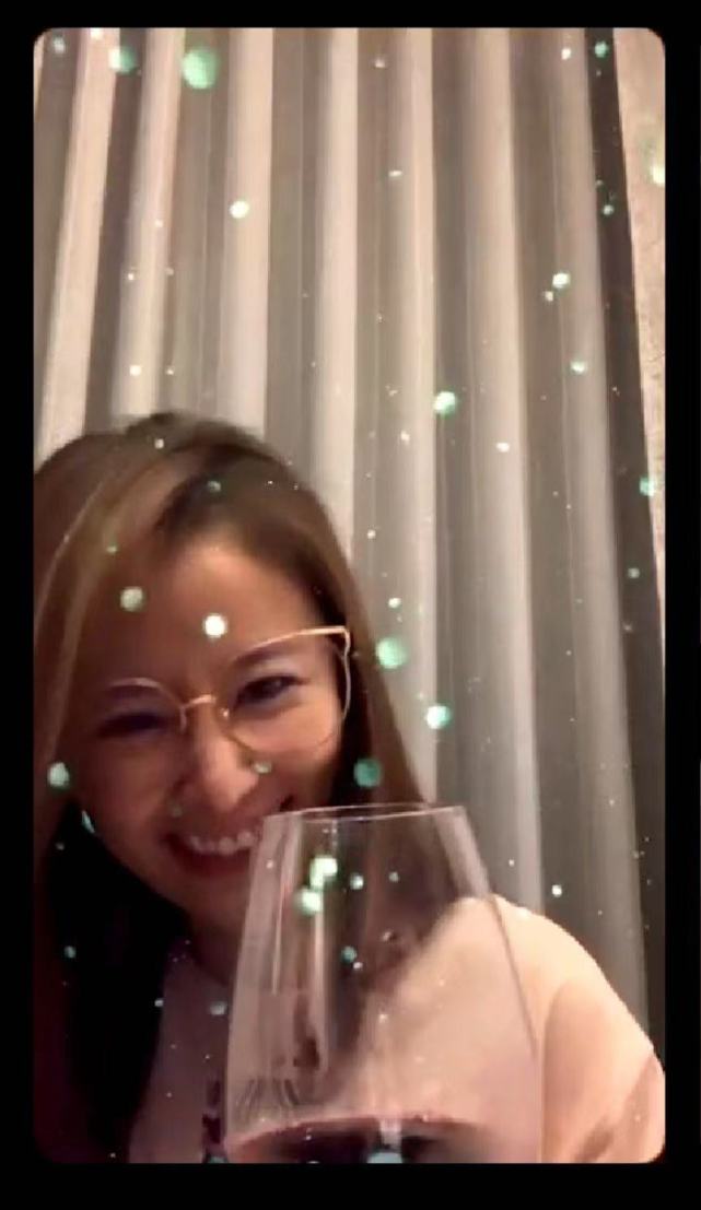 與閨蜜連線直播！林心如感嘆公婆「不能上門看望小海豚」　手滑意外曝光「愛巢內景」：特別溫馨