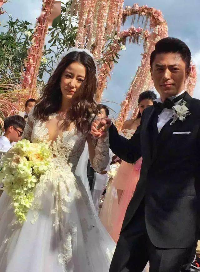 與閨蜜連線直播！林心如感嘆公婆「不能上門看望小海豚」　手滑意外曝光「愛巢內景」：特別溫馨