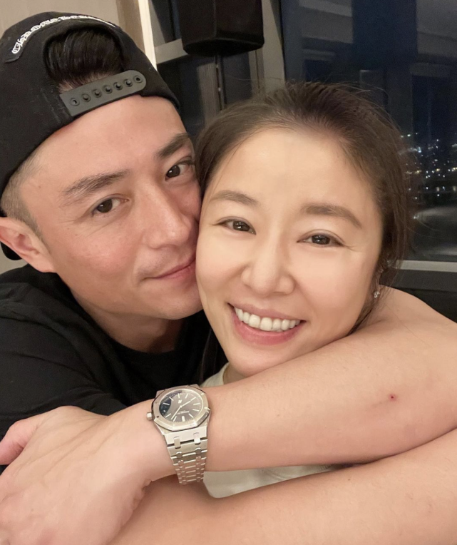 與閨蜜連線直播！林心如感嘆公婆「不能上門看望小海豚」　手滑意外曝光「愛巢內景」：特別溫馨