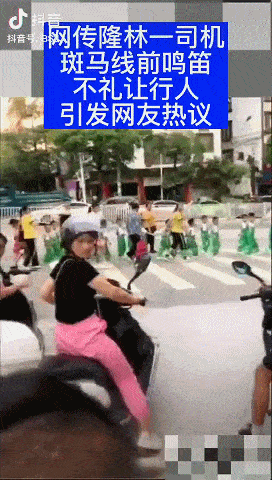 小朋友放學排隊過馬路！私家車猛按喇叭「強行穿過」遭網批　司機露面道歉後「輿論反轉」：可以理解
