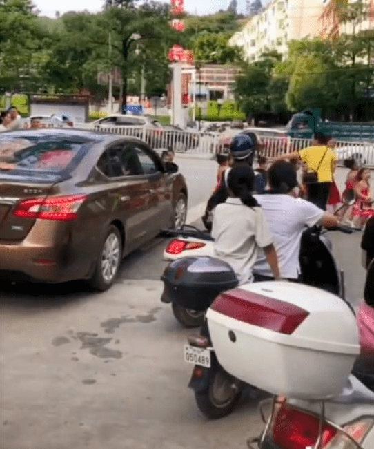 小朋友放學排隊過馬路！私家車猛按喇叭「強行穿過」遭網批　司機露面道歉後「輿論反轉」：可以理解