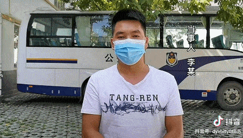 小朋友放學排隊過馬路！私家車猛按喇叭「強行穿過」遭網批　司機露面道歉後「輿論反轉」：可以理解
