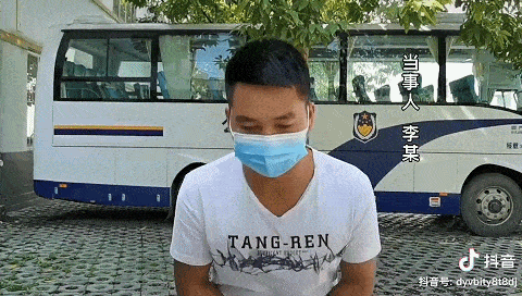 小朋友放學排隊過馬路！私家車猛按喇叭「強行穿過」遭網批　司機露面道歉後「輿論反轉」：可以理解