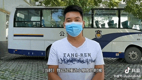 小朋友放學排隊過馬路！私家車猛按喇叭「強行穿過」遭網批　司機露面道歉後「輿論反轉」：可以理解