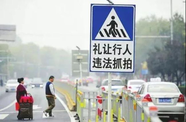 小朋友放學排隊過馬路！私家車猛按喇叭「強行穿過」遭網批　司機露面道歉後「輿論反轉」：可以理解
