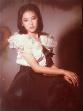 30年都沒變！54歲況明潔「俏皮曬舊照」網讚：重回城市少女　被2繼子「當仙女對待」笑曝訓話家常
