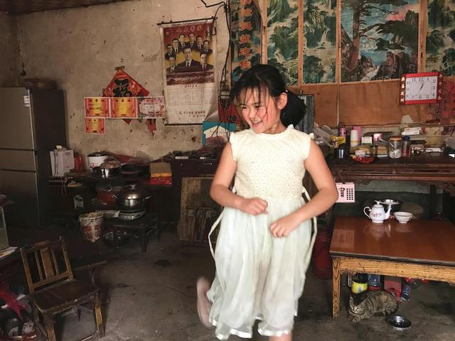 全家的開心果！母離家父生重病「10歲女兒包辦家務」　跳舞為父解憂「懂事不想要奢侈品」：一起吃飯就滿足