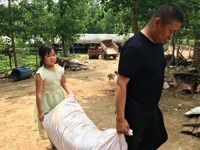 全家的開心果！母離家父生重病「10歲女兒包辦家務」　跳舞為父解憂「懂事不想要奢侈品」：一起吃飯就滿足
