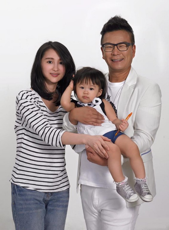 夫妻在家待太久！沈玉琳爆「與小17歲嫩妻鬧離家」氣到扭頭就走　3小時後「卻傳百封簡訊道歉」夫妻和睦有撇步