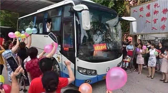 家中突傳噩耗！班導帶隊趕考「強忍悲傷」不想影響他們　「當學生考完露出燦笑」她放聲大哭：爸爸前一天走了