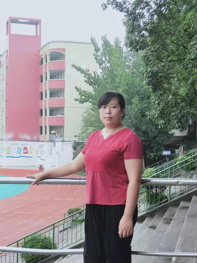 家中突傳噩耗！班導帶隊趕考「強忍悲傷」不想影響他們　「當學生考完露出燦笑」她放聲大哭：爸爸前一天走了