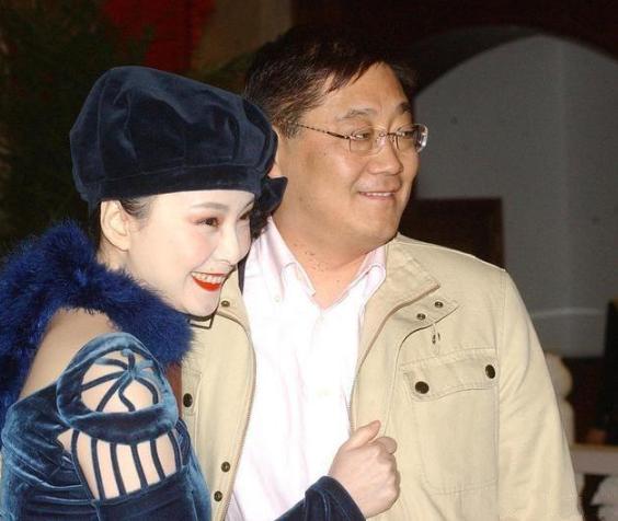 被丈夫寵愛23年！「從未做過家務」連內衣都是丈夫洗 　丈夫被關後「她為夫還債3000萬」 