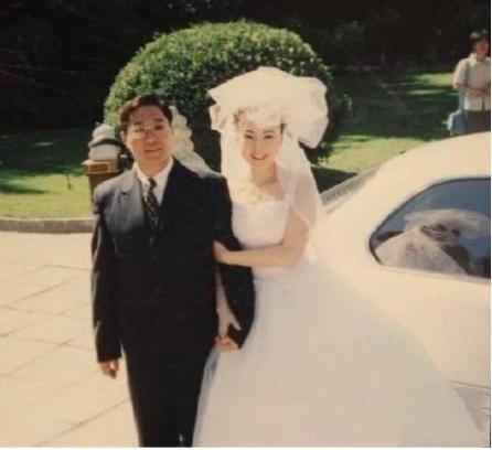 被丈夫寵愛23年！「從未做過家務」連內衣都是丈夫洗 　丈夫被關後「她為夫還債3000萬」 