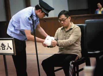 被丈夫寵愛23年！「從未做過家務」連內衣都是丈夫洗 　丈夫被關後「她為夫還債3000萬」 