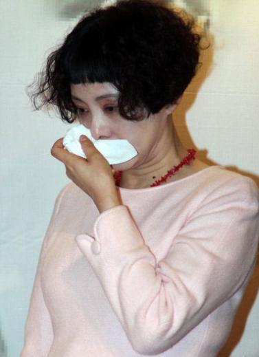 被丈夫寵愛23年！「從未做過家務」連內衣都是丈夫洗 　丈夫被關後「她為夫還債3000萬」 