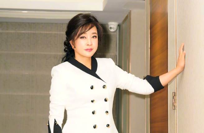 被喻世界第二美魔女！資深女星「耳垂連到臉頰」被酸整太大　她大方自嘲「一句話大快人心」