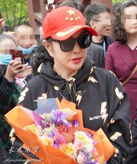 被喻世界第二美魔女！資深女星「耳垂連到臉頰」被酸整太大　她大方自嘲「一句話大快人心」