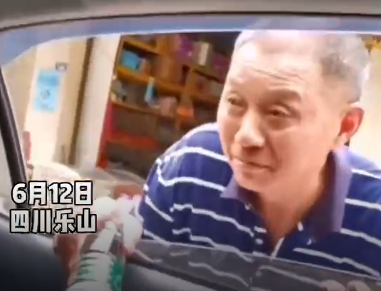 瞞父母開車7小時回家！遠嫁女兒「假裝路人」買水　店主爸上前「看清顧客」後反應惹哭全網