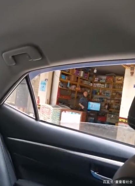 瞞父母開車7小時回家！遠嫁女兒「假裝路人」買水　店主爸上前「看清顧客」後反應惹哭全網