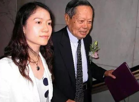 差54歲爺孫戀還是錯付了？楊振寧公開遺囑「把財產都留給子女」　給嫩妻的「只是同意改嫁」