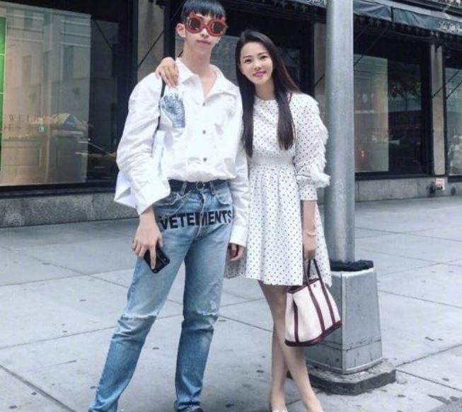 兒留美一年沒見！伊能靜淚崩「怨時差耽誤母子情」不捨告白逼哭全網　「一見面就黏緊緊」差30歲合照像姐弟