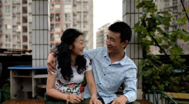 2個月便閃婚！23歲小夥與46歲阿姨相戀　5年過去「仍恩愛如初」保鮮有秘訣