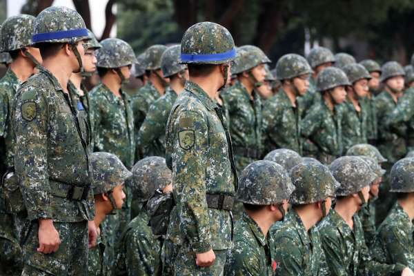 女人沒生娃就去當兵！米可白失婚未生「遭男網友傳訊指教」爆氣回應曝光　留言再提「男女應該平等服役」全網看傻