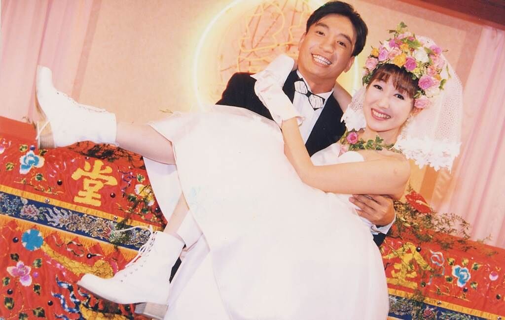當年結婚上頭條！余皓然曬「25年前轟動全國婚禮照」　未婚懷孕「王中平一句話讓她跟定」3個月就閃婚
