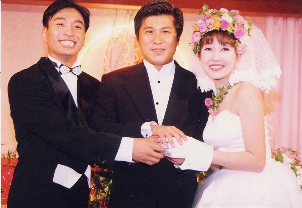 當年結婚上頭條！余皓然曬「25年前轟動全國婚禮照」　未婚懷孕「王中平一句話讓她跟定」3個月就閃婚