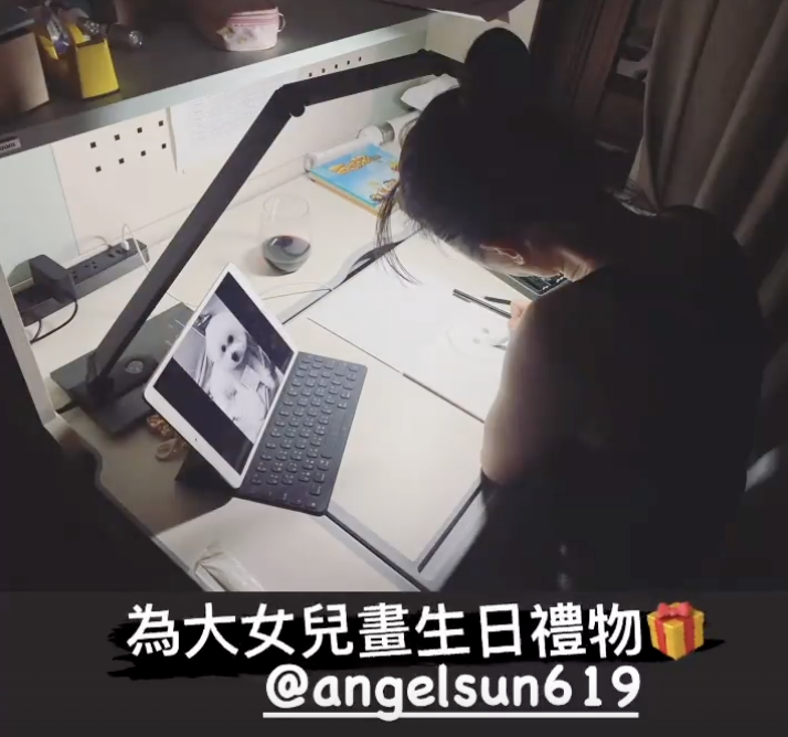 賈靜雯16歲長女生日晒照！「繼母罕出鏡」與孫志浩左右夾擊吻　相處「親如一家三口」好溫馨