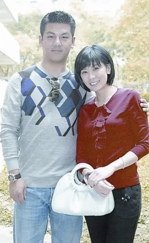 賈靜雯16歲長女生日晒照！「繼母罕出鏡」與孫志浩左右夾擊吻　相處「親如一家三口」好溫馨