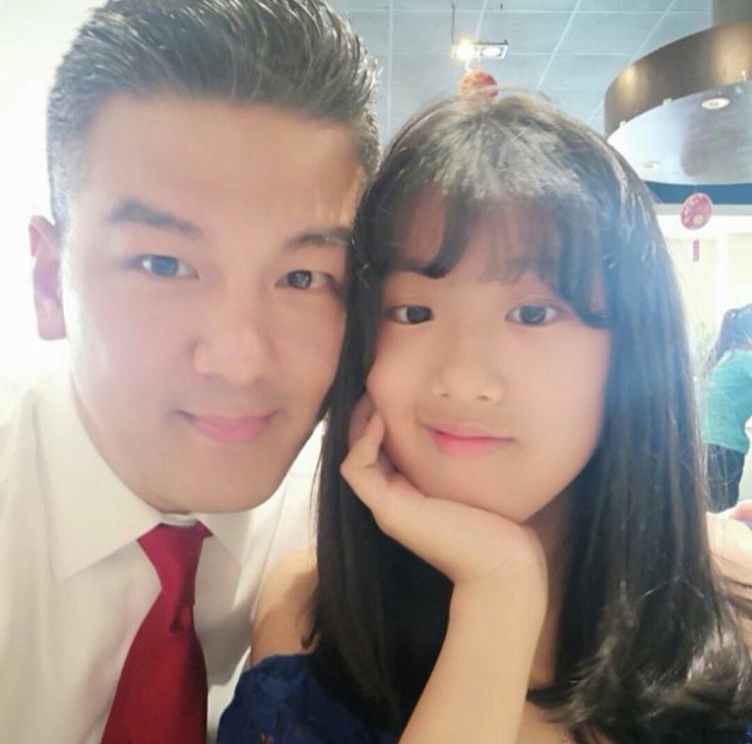 賈靜雯16歲長女生日晒照！「繼母罕出鏡」與孫志浩左右夾擊吻　相處「親如一家三口」好溫馨