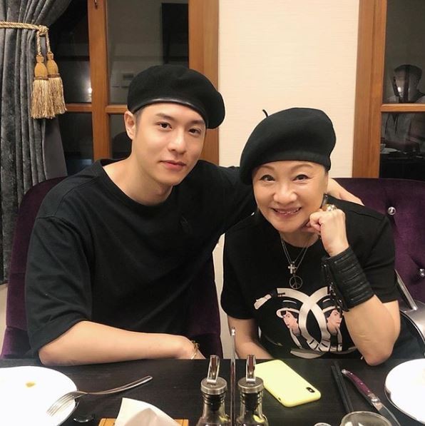 帥氣反轉人生！比莉「遇小三遭動粗」離婚又罹癌　獨立養大3子「69歲談第二春」近況曝光：兒子阻礙我