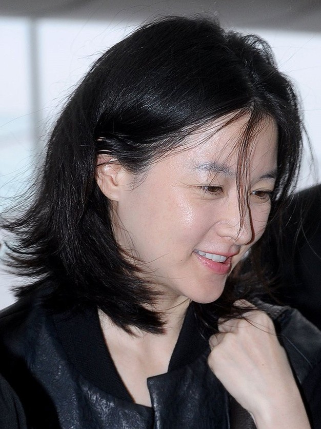 素顏不敢信！大長今李英愛「50歲皮膚細膩無皺紋」　 與大8歲老公「罕見同行」似父女