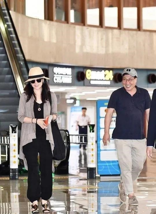 素顏不敢信！大長今李英愛「50歲皮膚細膩無皺紋」　 與大8歲老公「罕見同行」似父女