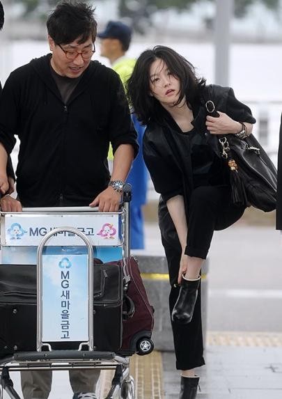 素顏不敢信！大長今李英愛「50歲皮膚細膩無皺紋」　 與大8歲老公「罕見同行」似父女