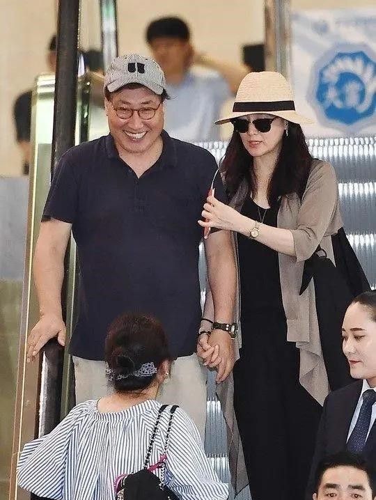 素顏不敢信！大長今李英愛「50歲皮膚細膩無皺紋」　 與大8歲老公「罕見同行」似父女