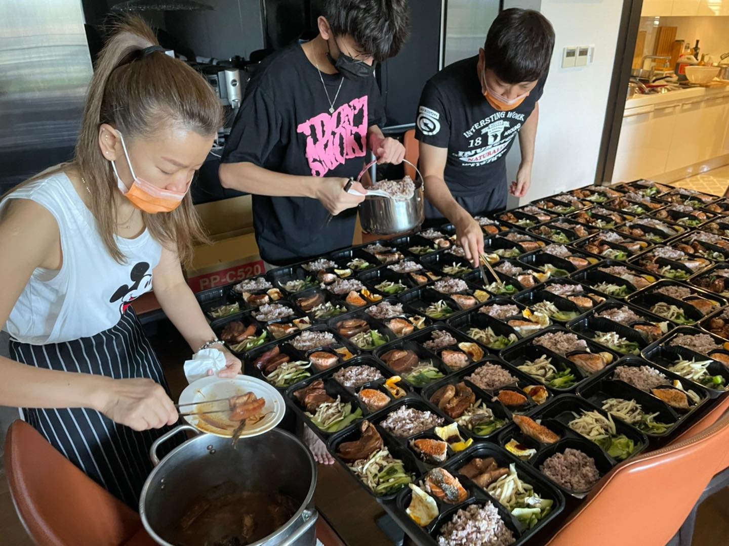 全家一起彌補！曾雅蘭連7天「手作50份便當」送前線　遭批洗白作秀「侯昌明心疼正面槓酸民」網改觀