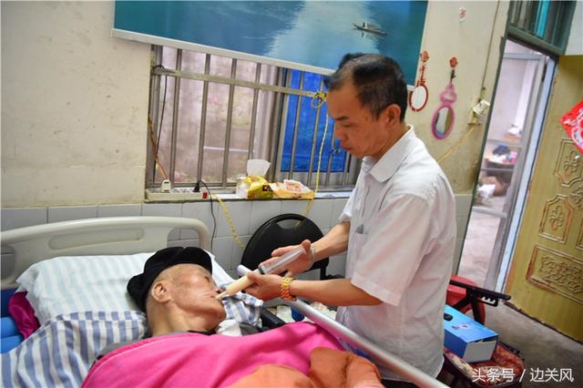 岳父就是我爸爸！孝順女婿「悉心照顧癱床上岳父」長達12年　白天上班「晚上照顧3長輩」甘之如飴