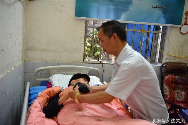 岳父就是我爸爸！孝順女婿「悉心照顧癱床上岳父」長達12年　白天上班「晚上照顧3長輩」甘之如飴