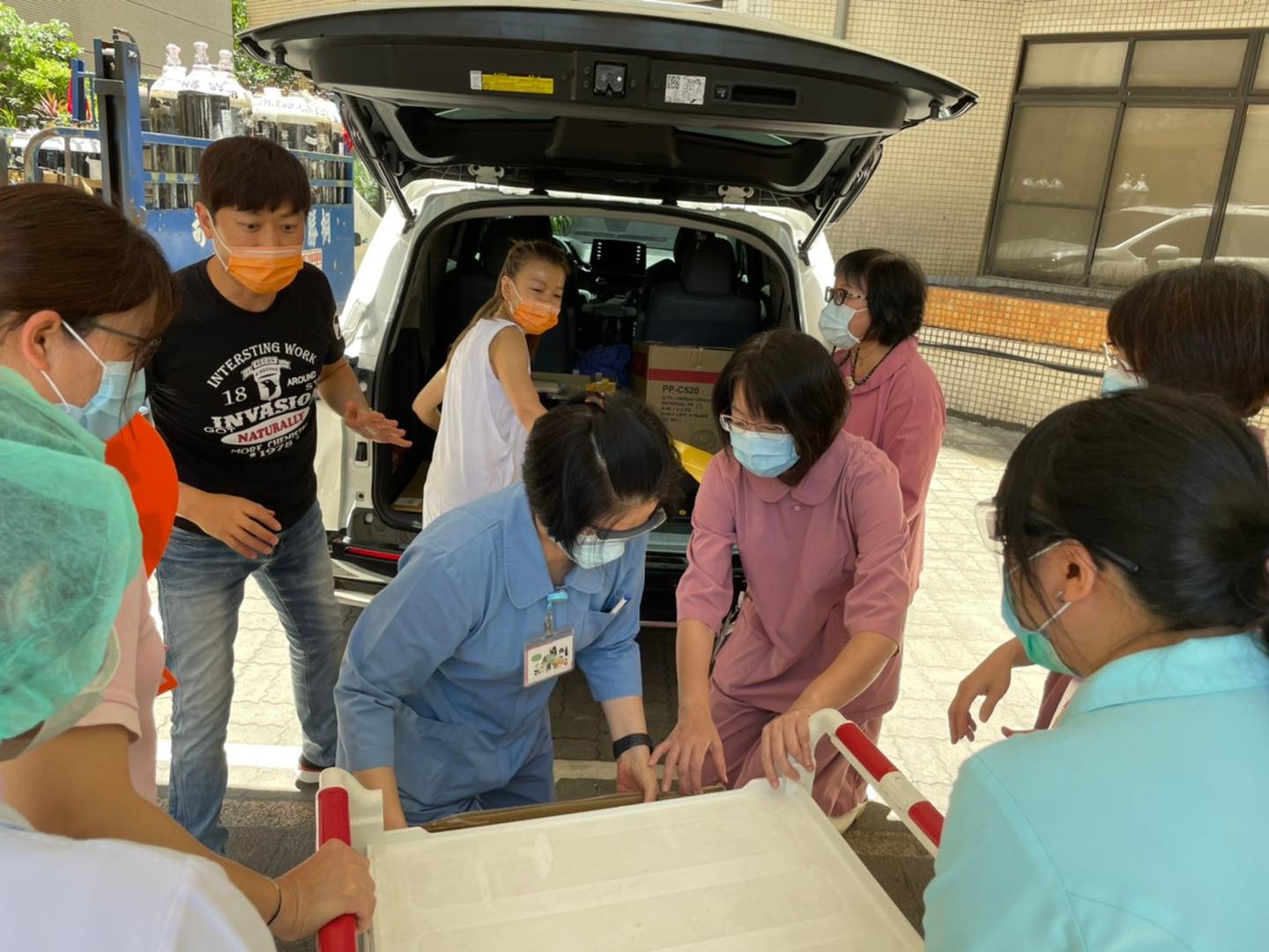 全家一起彌補！曾雅蘭連7天「手作50份便當」送前線　遭批洗白作秀「侯昌明心疼正面槓酸民」網改觀