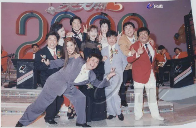 人生順順就好！高群主持《天天開心》爆紅：電視台像第二個家　「65歲淡出近況曝光」把時間拿來陪小20歲妻
